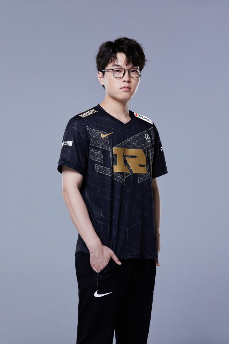 rng官博晒照新鲜的春季赛定妆照来咯