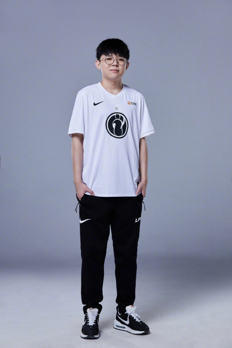 ig官博晒春季赛定妆照nenyxun教练loong