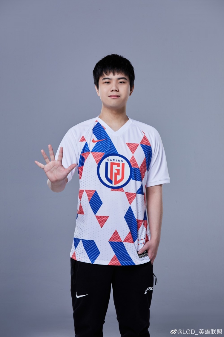 lgd官博更新来看兄弟们春季赛定妆照耍帅了