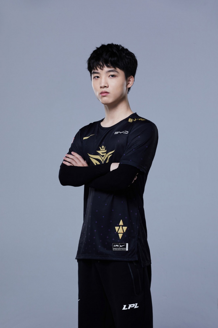 v5官博更新春季赛定妆照karsa确实帅啊