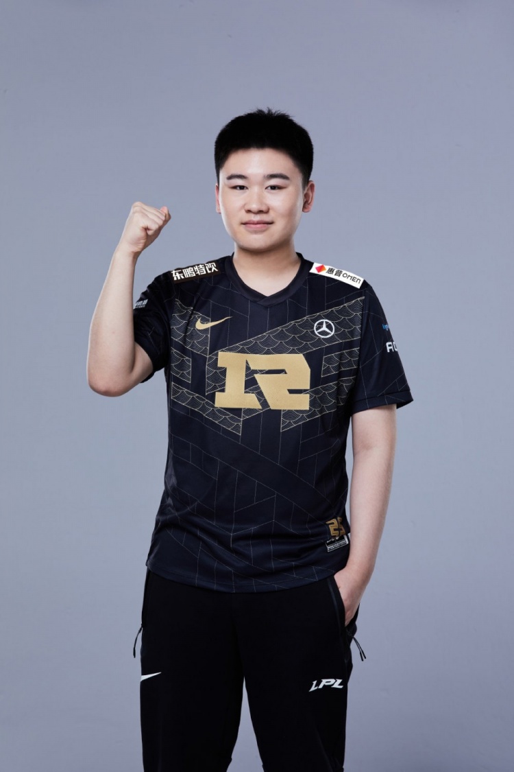 rng更新2022春季赛选手定妆照瞄准你的心biubiubiu