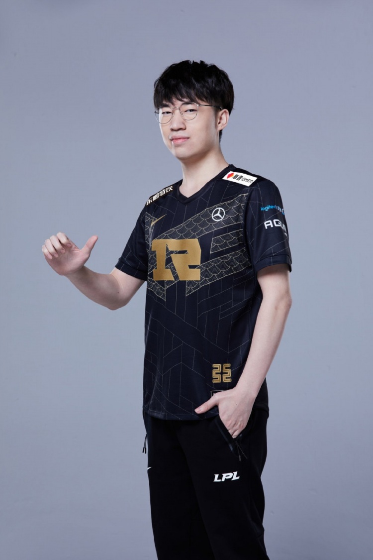 rng更新2022春季赛选手定妆照瞄准你的心biubiubiu