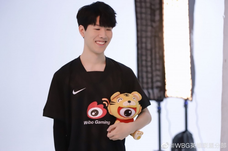 wbg发布theshy春季赛定妆照花絮返图一些开心人