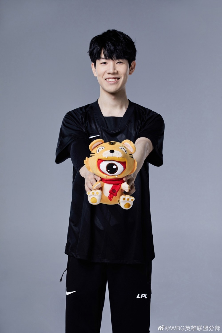 theshy春季赛定妆照来咯全员集结完毕等不及13号的比赛了