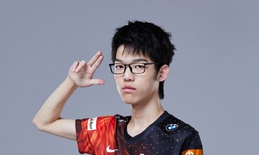 fpx上单xiaolaohu小天哥一定是二次元他的浓度比我还高