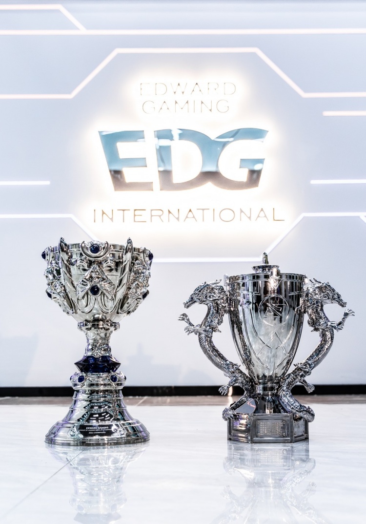 冠军奖杯——召唤师杯2021英雄联盟职业联赛夏季赛冠军奖杯——银龙杯