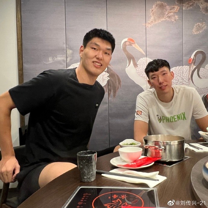 刘传兴更博晒与周琦合照在澳打工人相聚欢迎琦哥来到布里斯班