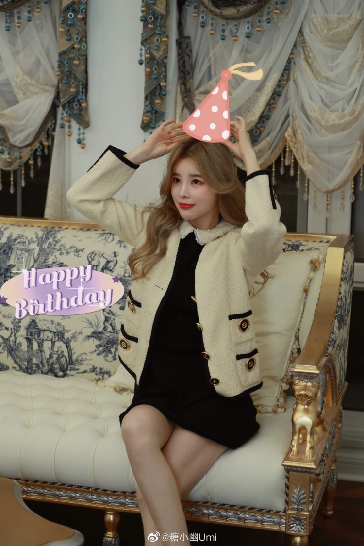 糖小幽微博晒照谢谢大家度过了愉快的生日