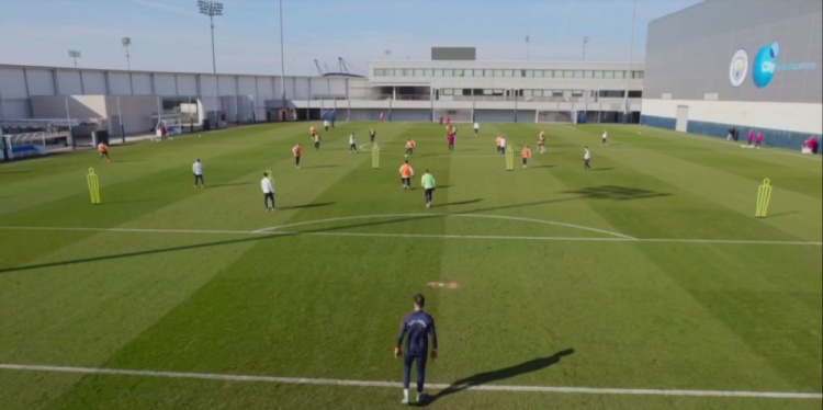 城市足球学院训练基地，必威足球正在进行全队模型化的战术演练