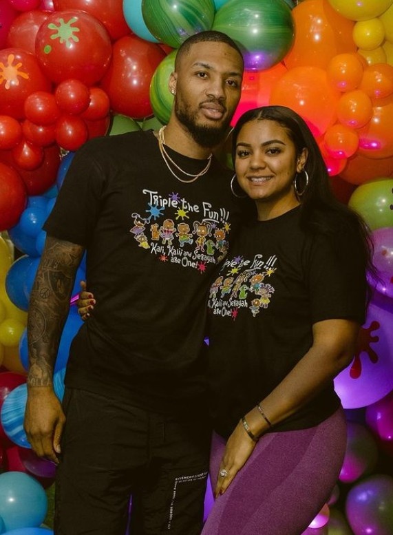 利拉德社媒晒全家出游为龙凤胎庆祝1岁生日照