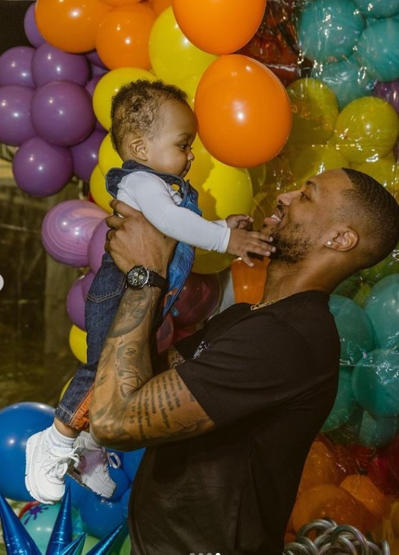 利拉德社媒晒全家出游为龙凤胎庆祝1岁生日照