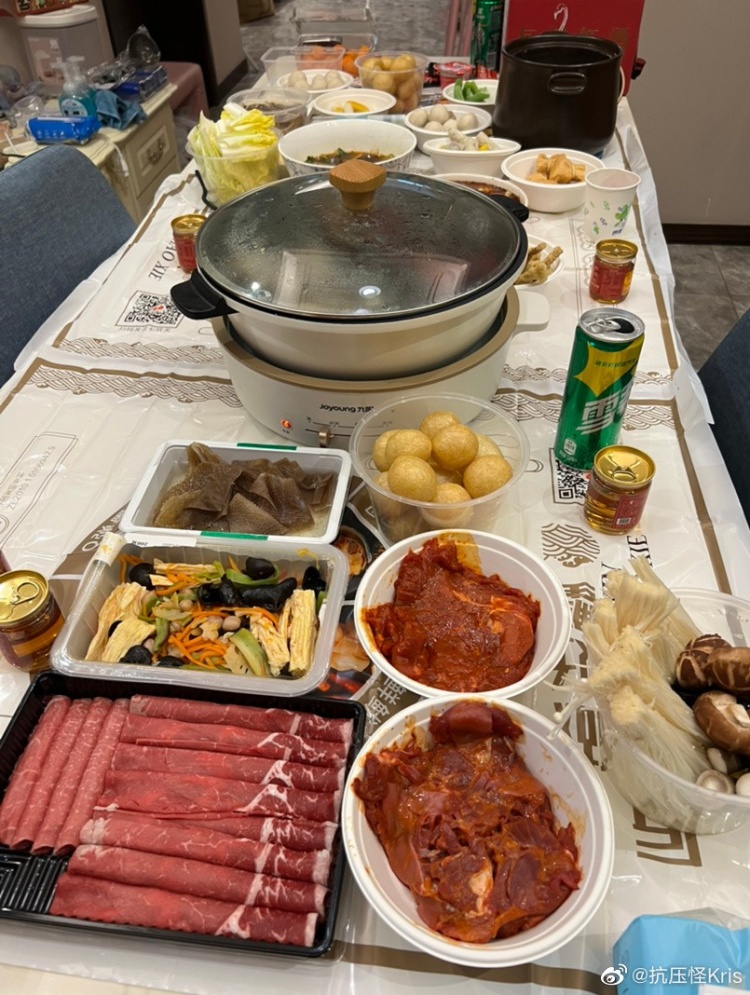 kris分享自拍与美食祝大家虎年快乐