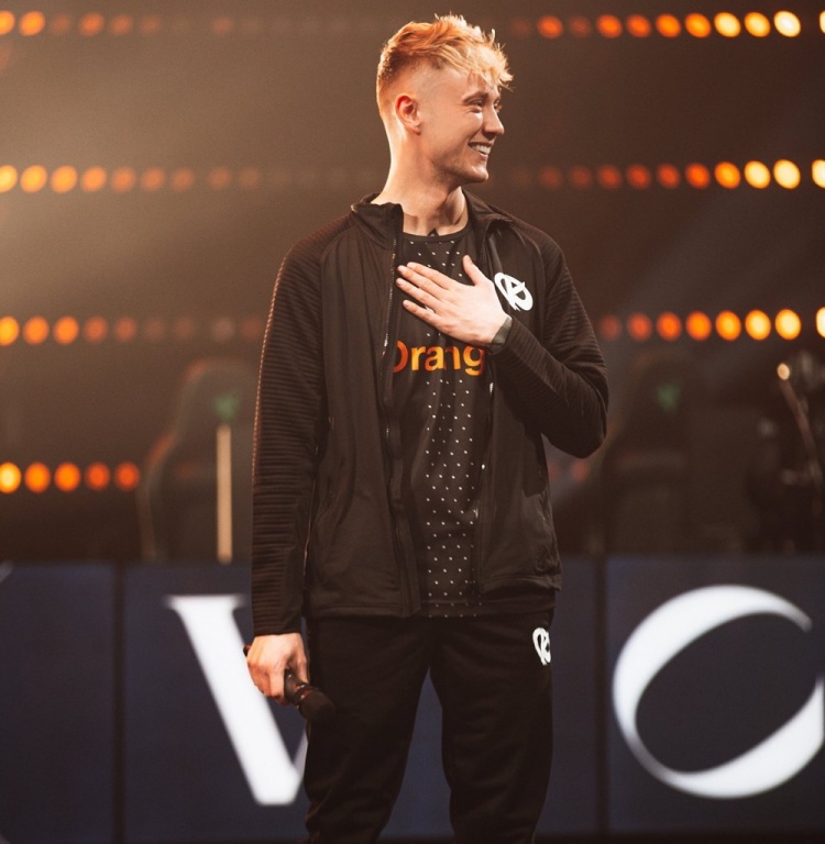 rekkles更推晒照77在赛场上笑得很开心的rekkles