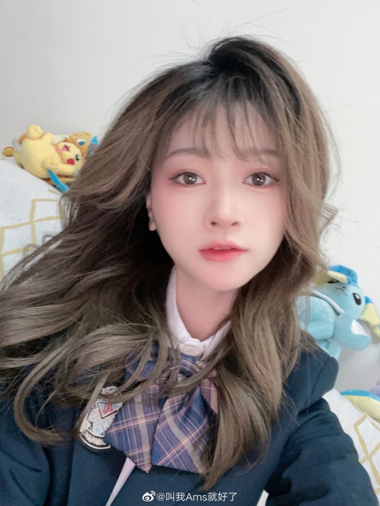 dota2解说ams晒照节日快乐呀