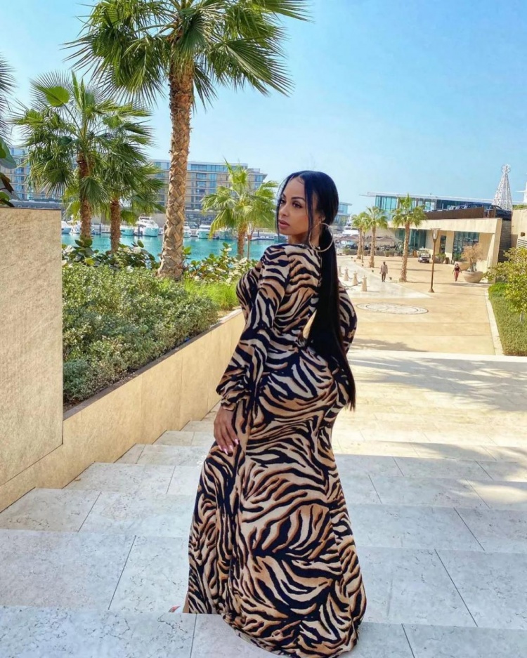 真爱三球转发女友火辣照并写道我的她