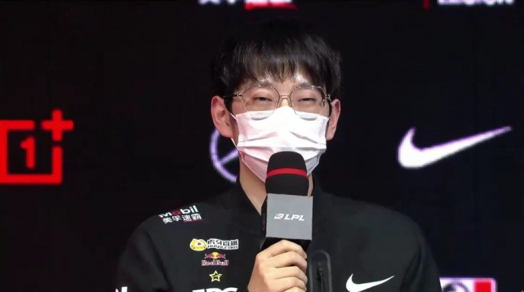 赛后采访scout感觉厂长最近在搞帅衣服都有点花