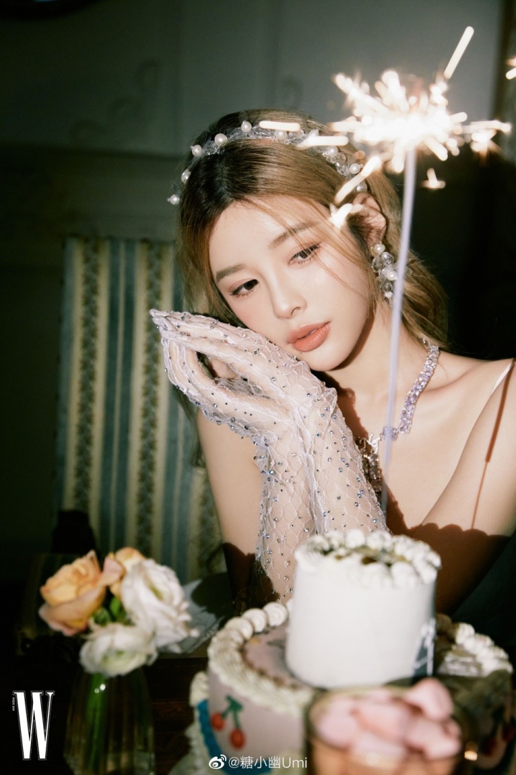 糖小幽微博晒照白色礼服