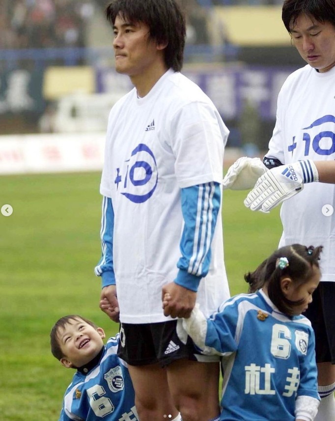 李嗣镕晒童年照父亲李明牵着参加比赛入场仪式