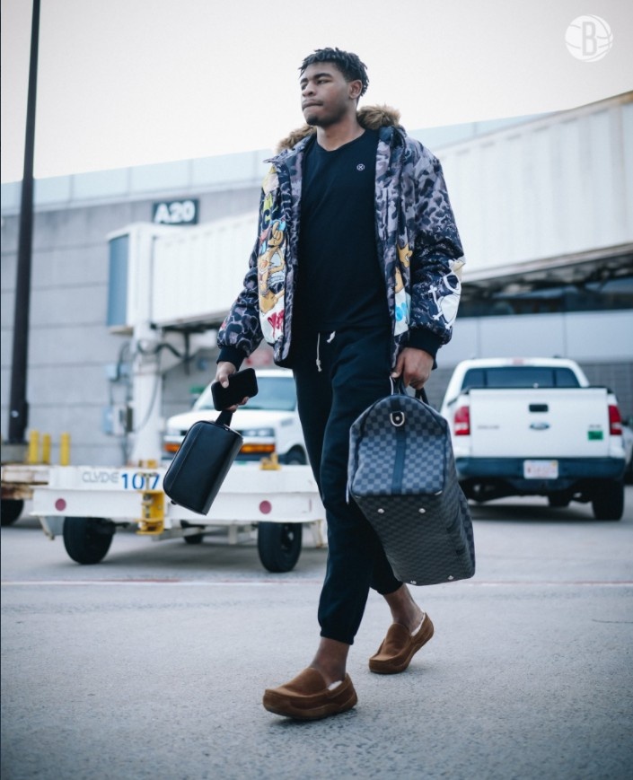 篮网晒球员登机照杜兰特戴灰色针织帽气质拉满