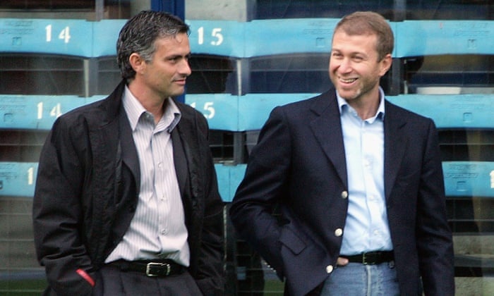 随后的转会窗,阿布干脆无视穆里尼奥的反对,直接高价签下了舍甫琴科和