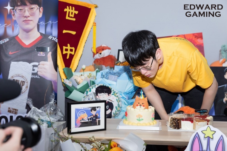 scout生日返图抢眼的世一中小锦旗