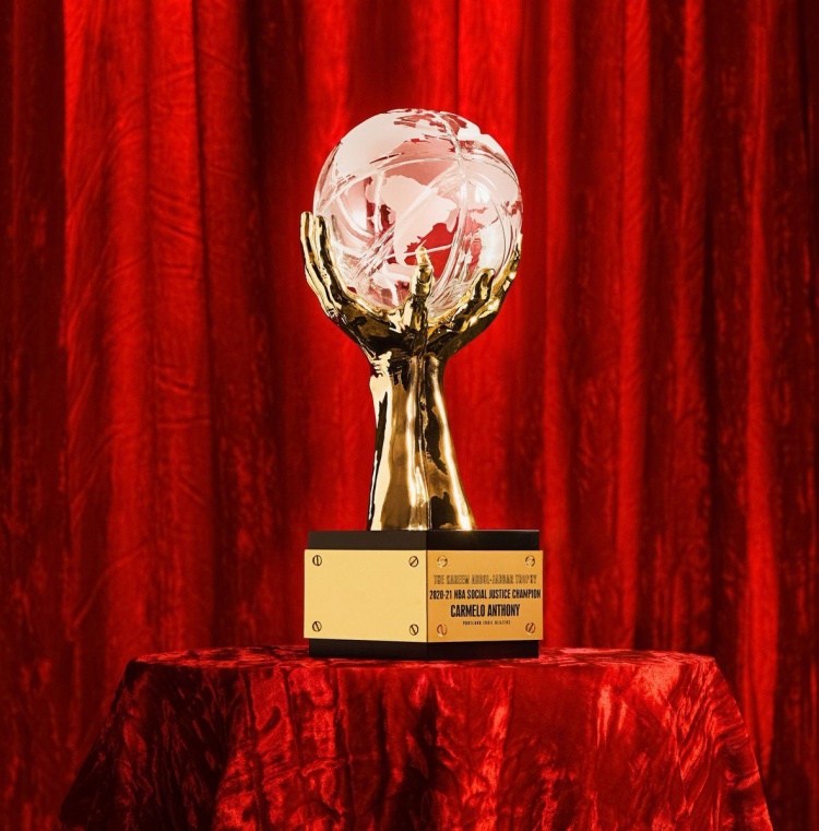 湖人前锋卡梅罗安东尼今日比赛期间领取年度社会正义冠军奖