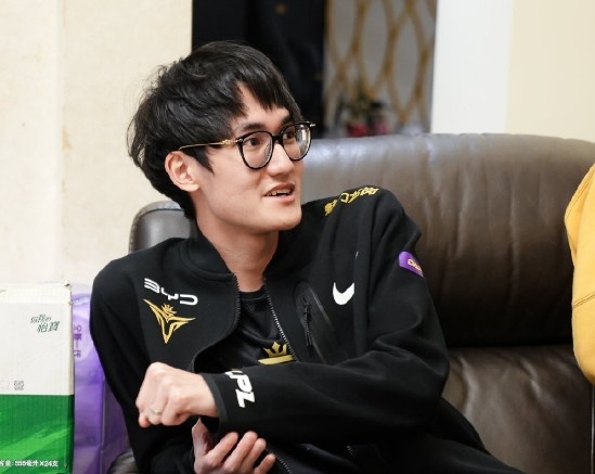 karsak皇每次给我要钱买贴图我已经给他五块钱啦