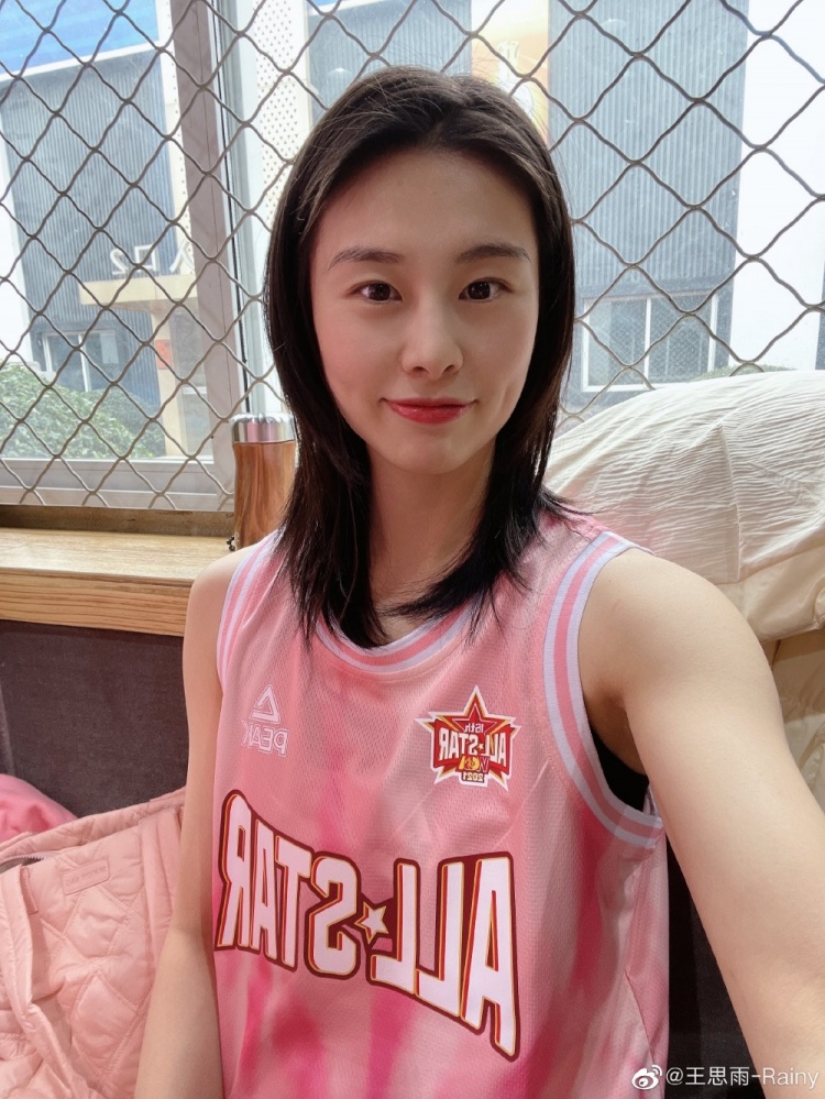 猜猜看我这次在拼什么直播吧4月28日讯 中国女篮球员王思雨更新了其