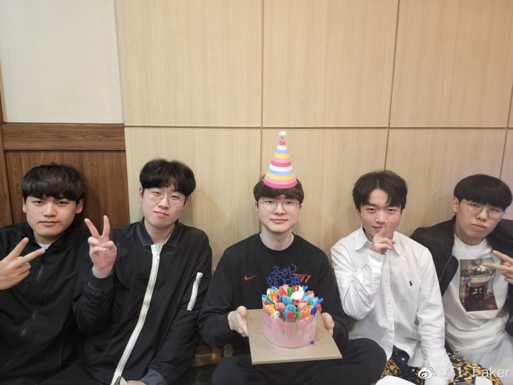 faker晒t1首发五人合照谢谢大家祝我生日快乐xiexie