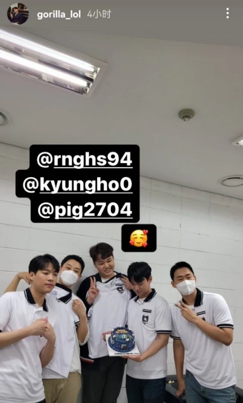 前rox辅助gorilla再次穿上roxtigers队服的众人