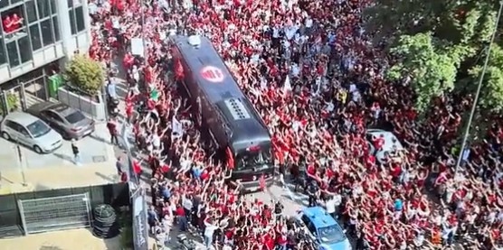 热情似火！米兰球队大巴驶入圣西罗，球迷将其重重“包围”