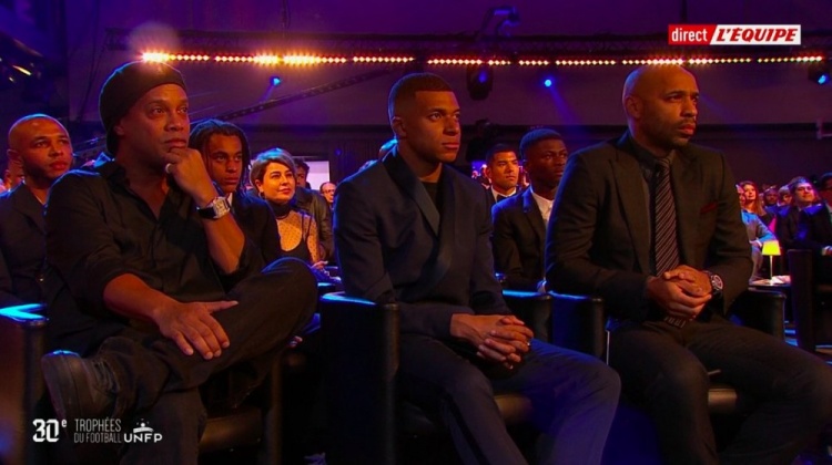 小罗受邀出席法国职业球员工会颁奖典礼，和亨利姆巴佩等前排就座