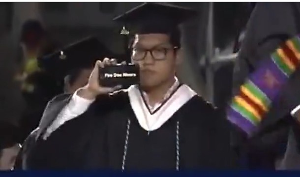 一学生在宾夕法尼亚大学毕业典礼上举起手机标语：解雇里弗斯