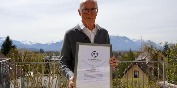 拜仁官方：贝肯鲍尔获德国足球大使奖，表彰其树立的积极形象