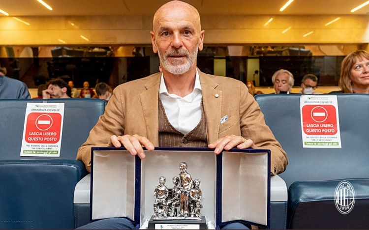 皮奥利荣获布尔加雷利意甲最佳教练奖，米兰官方表示祝贺