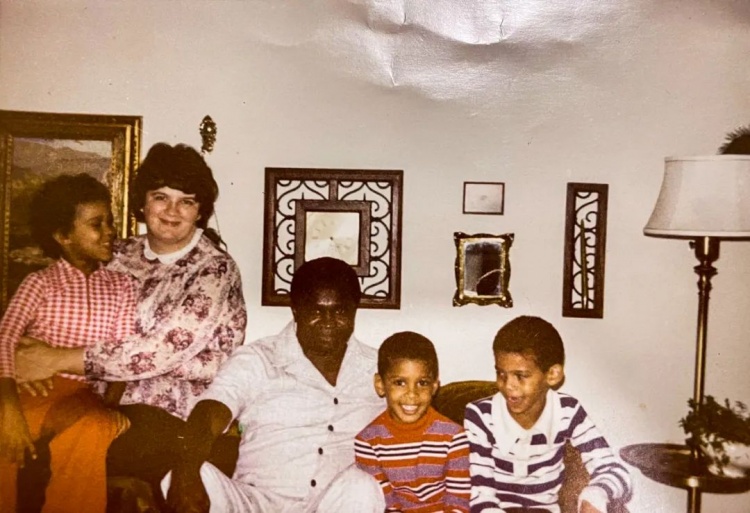 左起：姐姐姆芳，妈妈艾格尼斯，父亲维塔利斯，乌多卡，哥哥詹姆斯。