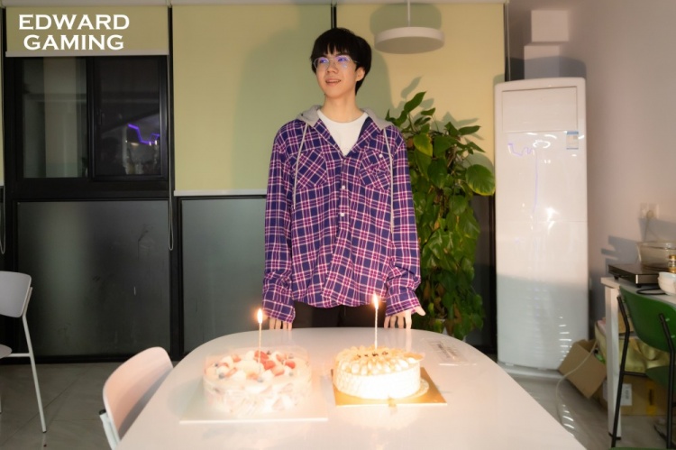 edg分享junjia生日返图峻嘉收到了盛满祝福的生日蛋糕