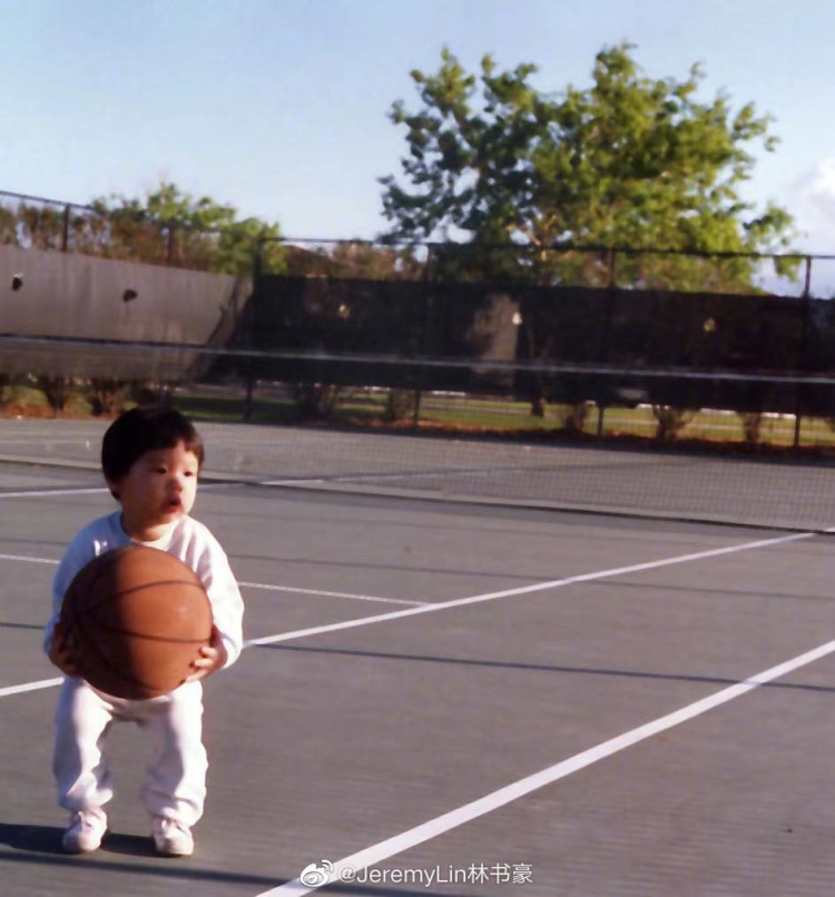 林书豪晒出一张小时候的照片,并写道:"自从移民到美国,我爸爸就爱上了