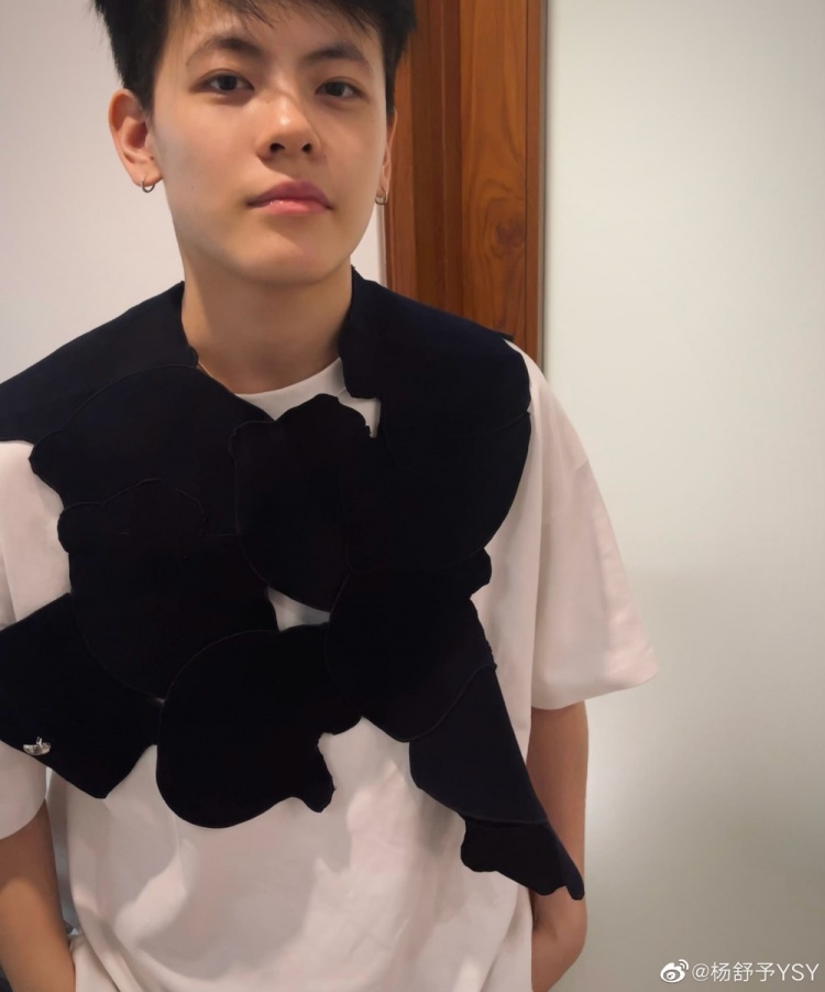 杨舒予晒穿搭照瞎穿模特衣服的一部分被我拿下来穿上了