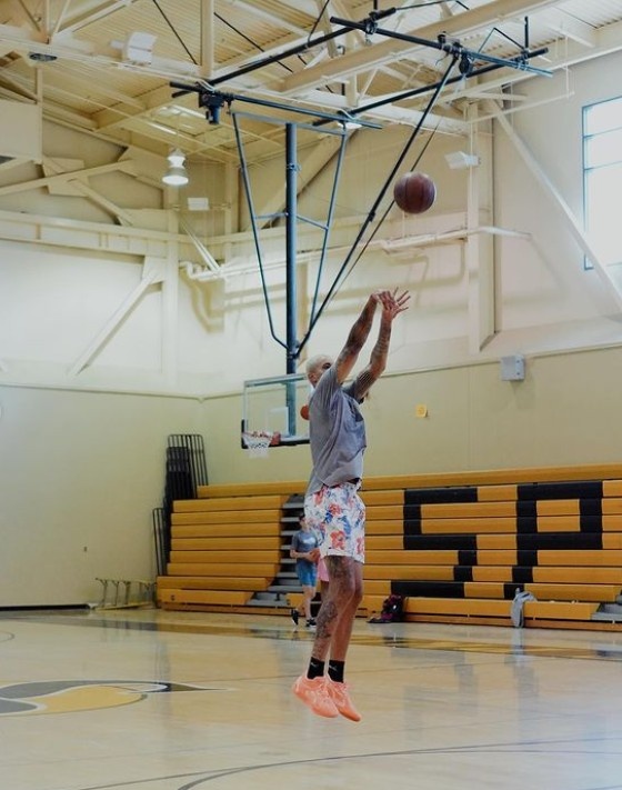 奇才球员库兹马今日在个人ins晒出了一组近期的训练照片