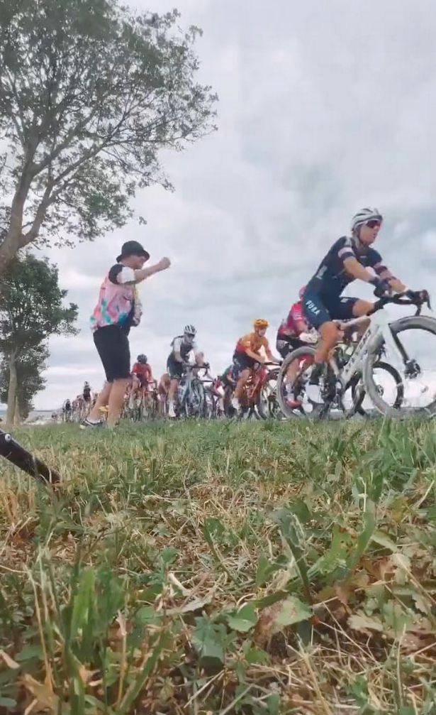 博塔斯现身女子环法赛为女友加油 送水 鼓劲不亦乐乎