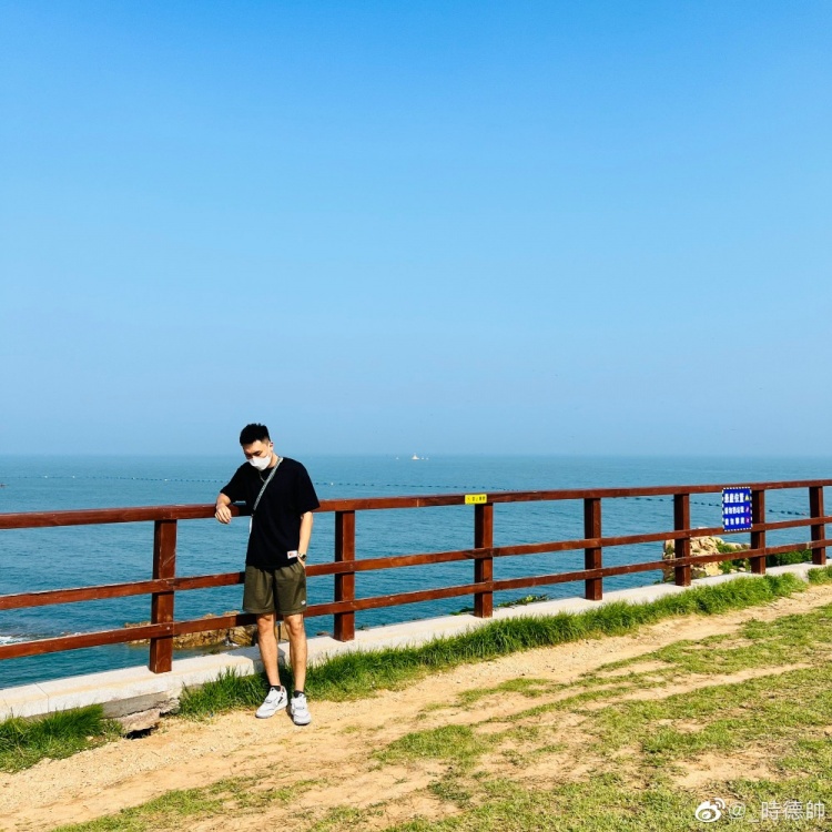 天津男篮球员时德帅晒自己在青岛海边帅照：☀️