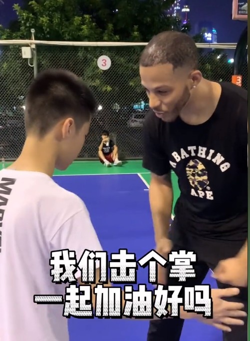 正能量！?广东男篮训练师与自闭症小孩一起在天体打球