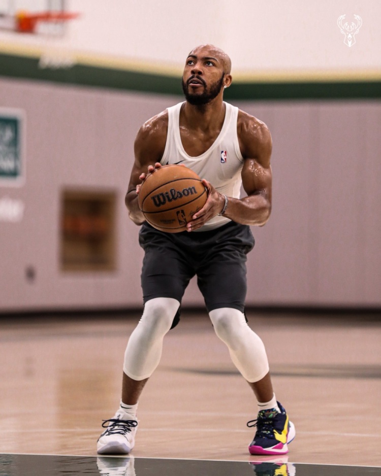 没少练啊雄鹿官推晒杰旺卡特训练照手臂肌肉线条明显