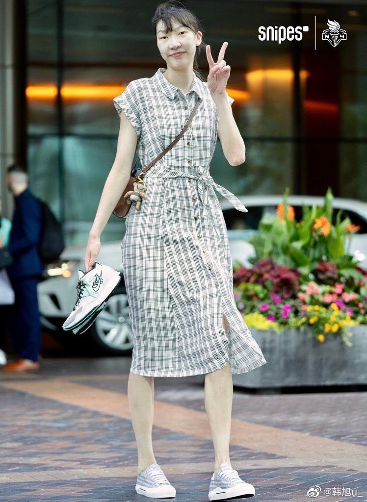 微博晒出韩旭休闲长裙照以及2张表情图,并激动地写道:"赢了赢了赢了!