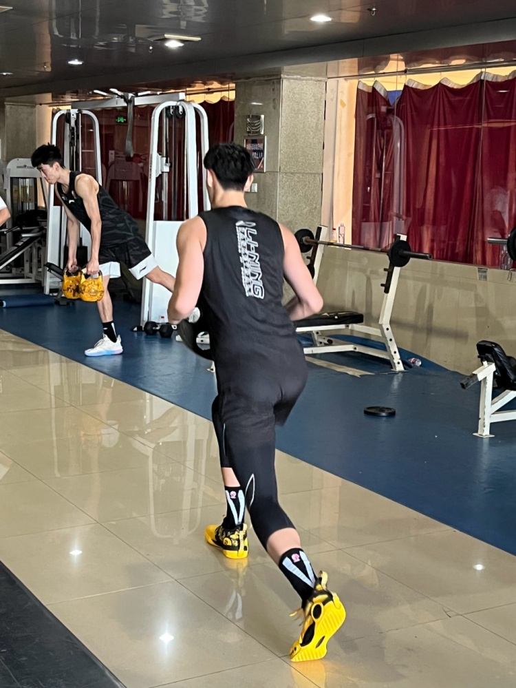 19日讯 今日,《体坛周报》记者孔德昕更新个人微博,晒出曾凡博训练照