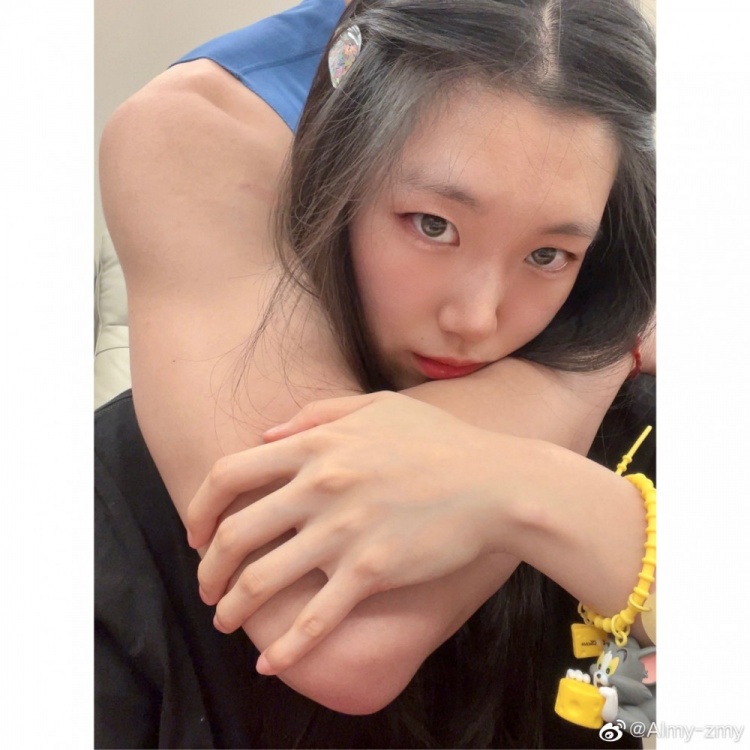 我有广阔的胸襟兼强健的臂弯姜宇星女友晒合照