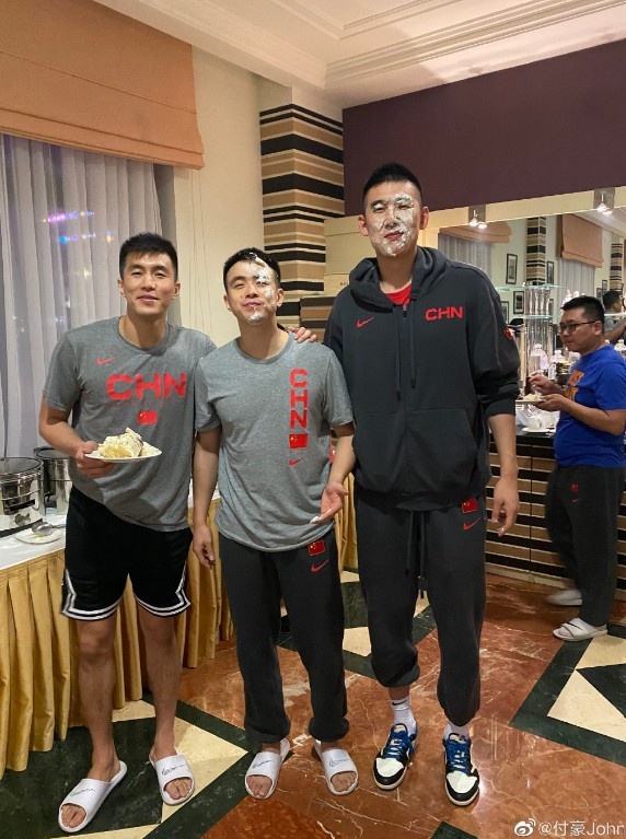 付豪晒与辽篮双子星合影 并送上祝福:祝继伟哥生日快乐!