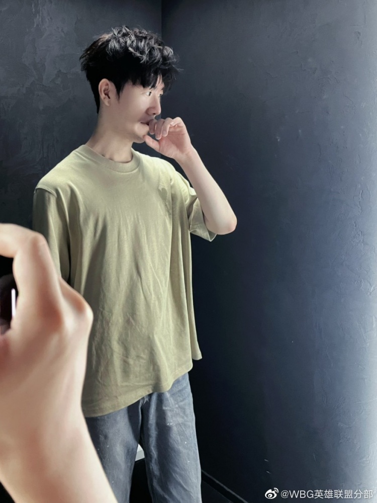 wbg更新选手日常花絮:theshy换发型后有点小帅00-直播吧