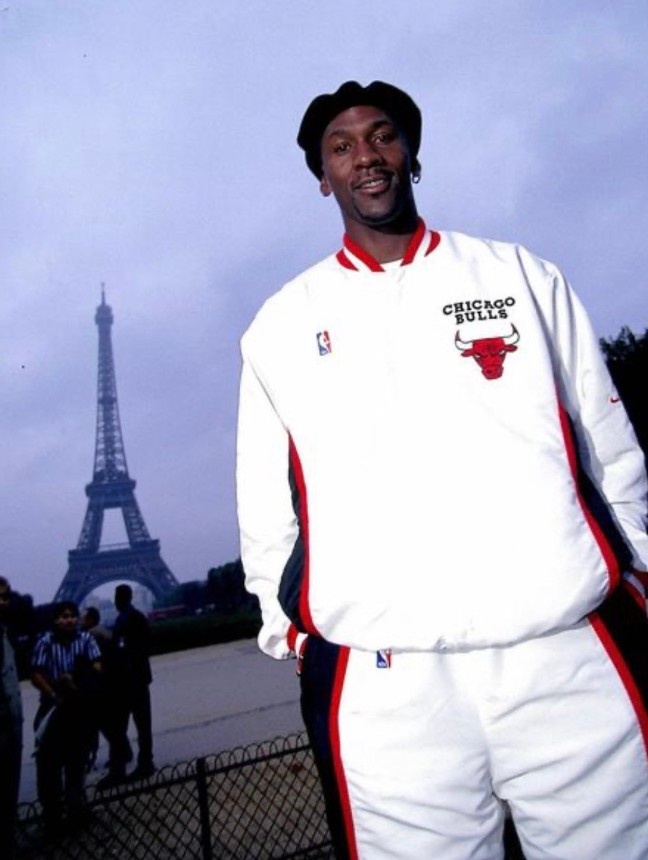 公牛晒出卡鲁索与乔丹在埃菲尔铁塔前照片时隔25年公牛在巴黎